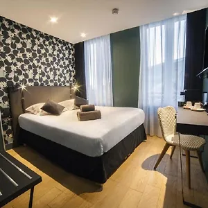 Hotel La Valiz, Lila